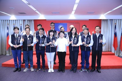 貫徹「陽光政治」12機關獲獎  盧市長親頒「廉能透明獎」