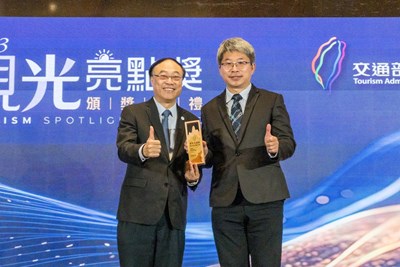 「新社花海暨台中國際花毯節」榮獲「最佳國旅潛力獎」,中市府觀旅局陳育正副局長代