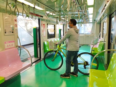自行車僅可停放列車第2扇門及第9扇門。