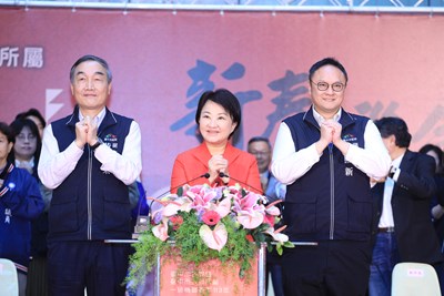 中市府新春聯合團拜, 盧市長率副市長黃國榮(左)、鄭照新.(右)拜年祝賀