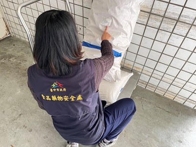 稽查人員前往稽查問題辣椒粉,確認產品批號資料