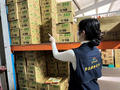 食安處前往全聯等經銷地點確認產品皆已下架停售，並持續回收中