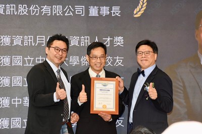 經發局長張峯源(中)代表盧市長致賀,感謝采威國際助市府開發臺中購物節APP