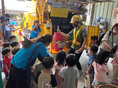 垃圾車到西區双龍里資源回收站,環保小尖兵近距離接觸體驗,寓教於樂