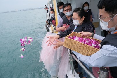 家屬為先行者送上鮮花祝福