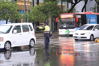 因應大雨通勤車潮，警察局加派交通指揮疏導_2