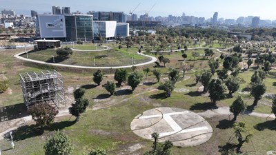 中央公園是全市型的防災公園，特別設置停機坪供救難直升機起降使用