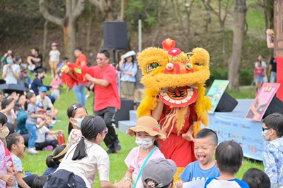 演出團隊「聲五洲掌中劇團」舞獅與兒童互動