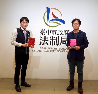 唐福睿導演課後拜會中市府法制局李善植局長，致贈著作「童話世界」一書