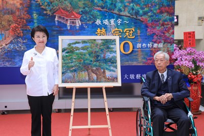 市長盧秀燕今(27)日出席開幕式,感謝趙宗冠博士慷慨捐贈典藏作品「五葉松蔭(台中市市樹)」