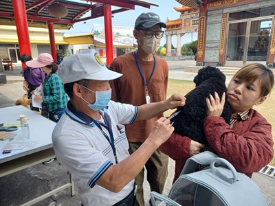 民眾帶毛孩參加巡迴注射情形