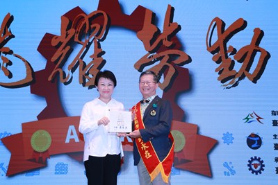 超過一甲子的模範勞工西服師傅-彭永在先生代表今日所有模範勞工由市長親自授獎