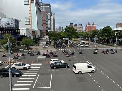 七期百貨商圈實施相關疏導措施,維持周邊道路運行效率