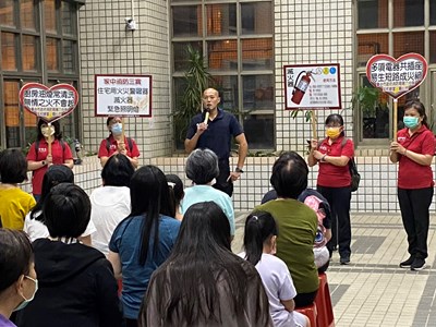 台中市消防局(9)日前往瑞聯天地社區利用區例會辦理防火宣導講解火災逃生要領