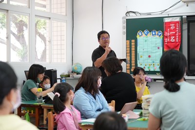 許嘉哲老師進行微課程體驗
