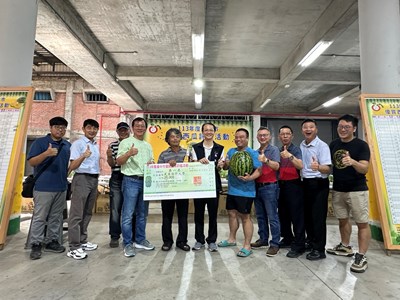 臺中市優質西瓜評鑑第一名劉定邦與評審及農業局合照