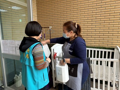 防疫人員指導學前教托育機構工作人員漂白水稀釋方式_0