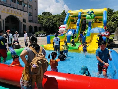 水上溜滑梯大獲在場民眾好評,玩得不亦樂乎