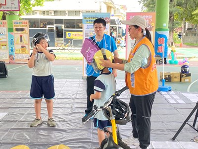 暑假即將到來,中市道安團隊前往校園辦理交通安全宣導