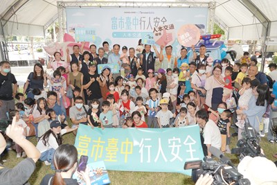 救援小英雄Poli與市民同樂!中市建設局偕中央首辦人本交通戶外宣導活動