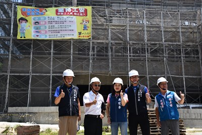 運動局長李昱叡代表盧市長視察工程進度,慰勉團隊