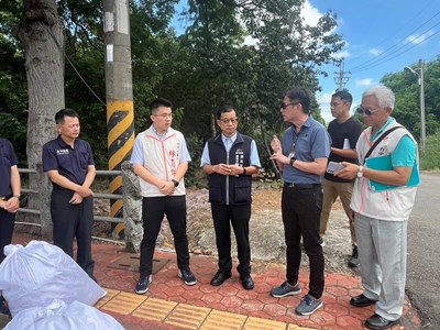 臺中市議員林昊佑(左2)於7月23日邀集相關單位會勘,交通局將設置觸控號誌,助出勤更有效率