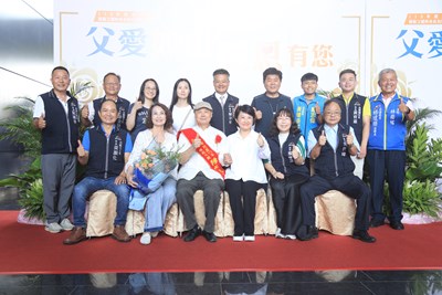 中市模範父親合影 盧市長感謝:父愛如山、更像大海浩瀚無盡