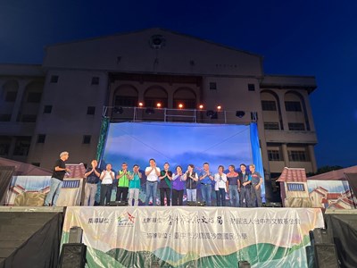 紙風車劇團沙鹿國小開演,文化局長陳佳君與大小朋友同樂