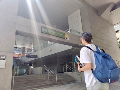 帶本好書與捷運站牌合照,上傳中市圖臉書活動貼文,參加好禮加碼抽活動