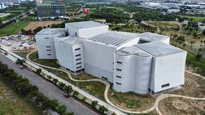 08-建築物包括8個大小不一的建築盒子,採用造型金屬擴張網帷幕設計手法,可於白天增加