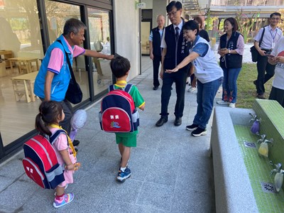 長官迎接幼兒園學生開學_0