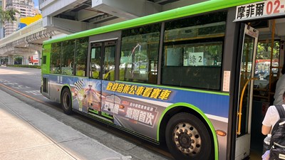 市府於文心路及台灣大道兩大主要幹道規劃近20輛彩繪公車,鼓勵民眾搭乘大眾運輸前往會場