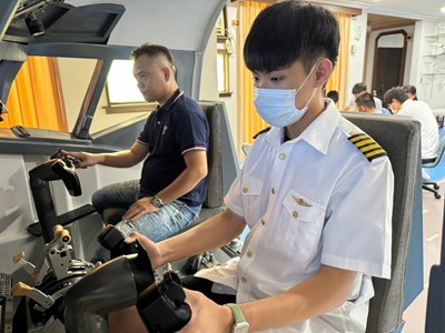 青年報名「體驗百業 就業成功」活動,體驗模擬飛行操作