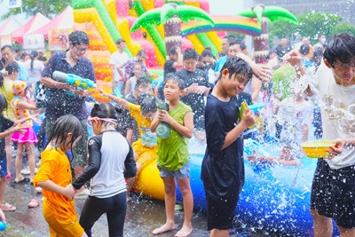 沁涼水柱從四面八方襲來,讓眾人直呼過癮