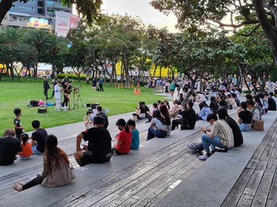 01-嚴懲市民廣場違規設攤!中市第二波強制執行當場查封義務人商品!