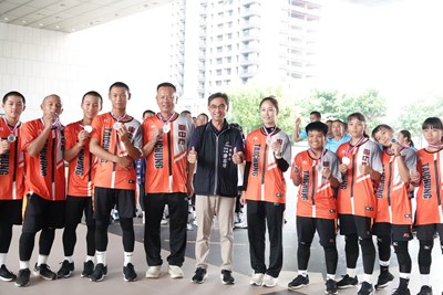 游代理局長代表市長盧秀燕出席活動現場,與臺中市代表隊合影留念。