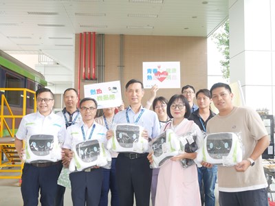 中捷公司總經理朱來順(前排中)感謝台中捐血中心協助辦理捐血活動。