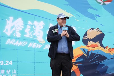 臺中市副市長鄭照新代表市長盧秀燕到場開幕致詞,勉勵選手不畏風雨奮戰到底