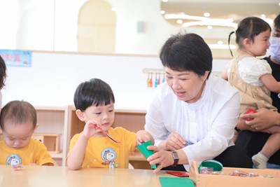石岡萬安公托開幕,盧市長與公托小朋友開心互動