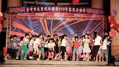 美群國小NTN熱舞社邀請嘉賓一同熱舞,展現青春活力