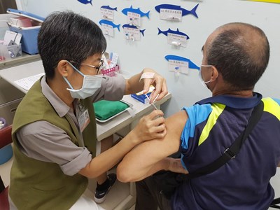 天氣轉涼,衛生局提醒年長者及高風險族群,儘早接種流感及新冠肺炎疫苗_0