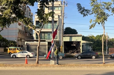 強颱來襲為免影響行車安全 中市府今撤除燈桿插掛之國旗旗幟