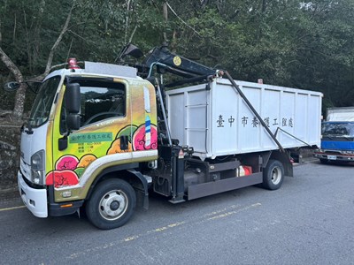 建設局救災團隊於谷關管制站排隊等待通關前往梨山