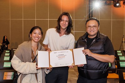 鄭副市長（右起）與《Sunshowr》導演及編劇Stefanos TAI、聯合製片Rae Hu合影