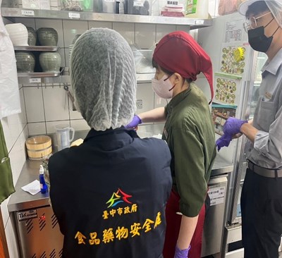 食安處稽查員於「吃到飽餐廳」進行食材抽驗,為民眾把關食安。_0