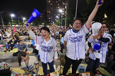 盧市長賣力為中華隊加油