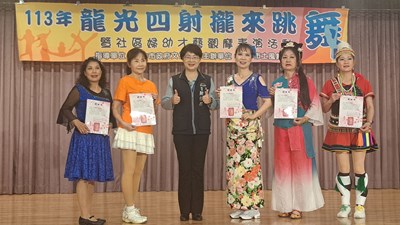 陳佳君局長頒發感謝狀予參加演出社區團隊2