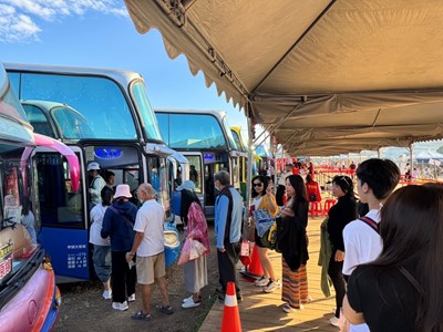 花海展出倒數一週，市府備妥接駁車，歡迎民眾把握展期搭乘接駁車賞花