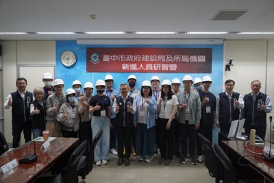 01-贈帽傳承使命！中市建設局新進人員研習營 燃起城市建設新火花_0