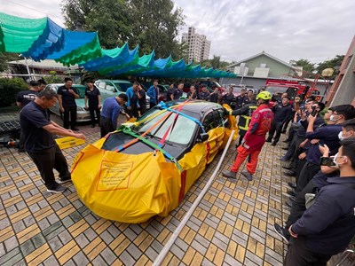 E-BAG(電動車快速搶救水袋)實車包覆操作